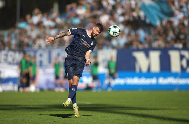 Soccer, Men s, Bavarian Regional League, 2026–2027 Season, SV Wacker Burghausen vs. TSV 1860 Munich, flatbuy Stadium on Liebigstraße, Eric Uhlmann, TSV 1860 Munich heads the ball
