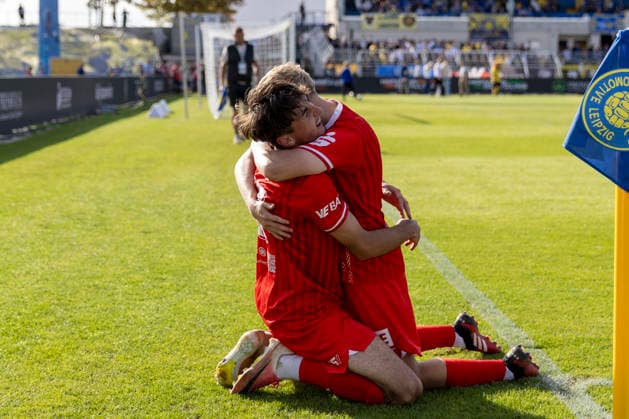 GER, Leipzig, Soccer, Northeast Regional League, Matchday 11, 1 FC Lokomotive Leipzig vs. FC Rot-Weiß Erfurt (pictured, from left): Dustin Forkel (FC Rot-Weiß Erfurt, 17), Marco Wolf (FC Rot-Weiß Erfurt, 10), celebration, September 26, 2026, Bruno Plache Stadium, Leipzig. DFB regulations prohibit any use of photographs as image sequences and or quasi-video, Copyright: HMBxMedia PaulxFritz