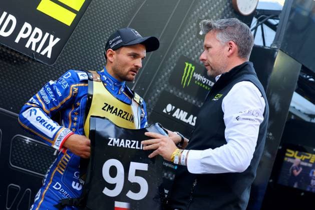 N Z BARTOSZ ZMARZLIK ODBIERA ZLOTY PLASTRON LIDERA PO SPRINCIE - WRECZAJACY RICHARD COLEMAN 2026 FIM SPEEDWAY GRAND PRIX OF POLAND INDYWIDUALNE MISTRZOSTWA SWIATA NA ZUZLU ZUZEL SPEEDWAY GRAND PRIX POLSKI SGP TORUN 01.08.2026 FOT. LUKASZ TRZESZCZKOWSKI NEWSPIX.PL --- Newspix.pl --- Newspix.pl  20260926LTR005