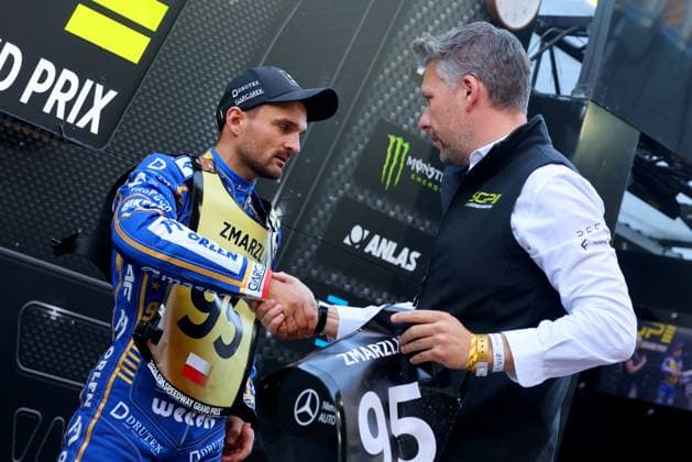 N Z BARTOSZ ZMARZLIK ODBIERA ZLOTY PLASTRON LIDERA PO SPRINCIE - WRECZAJACY RICHARD COLEMAN 2026 FIM SPEEDWAY GRAND PRIX OF POLAND INDYWIDUALNE MISTRZOSTWA SWIATA NA ZUZLU ZUZEL SPEEDWAY GRAND PRIX POLSKI SGP TORUN 01.08.2026 FOT. LUKASZ TRZESZCZKOWSKI NEWSPIX.PL --- Newspix.pl --- Newspix.pl  20260926LTR006