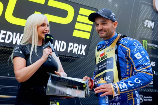 N Z EMMA JONES I BARTOSZ ZMARZLIK W TRAKCIE WYBIERANIA POL STARTOWYCH 2026 FIM SPEEDWAY GRAND PRIX OF POLAND INDYWIDUALNE MISTRZOSTWA SWIATA NA ZUZLU ZUZEL SPEEDWAY GRAND PRIX POLSKI SGP TORUN 01.08.2026 FOT. LUKASZ TRZESZCZKOWSKI NEWSPIX.PL --- Newspix.pl --- Newspix.pl  20260926LTR008