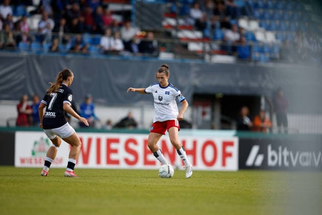 Soccer I Women s I 2026–2027 Season I DFB Cup I SV Meppen vs. Hamburger SV I September 26, 2026 Pauline Machtens (28) of Hamburger SV goes head-to-head with Lucy Karwatzki (7), SV Meppen at Meppen Hänsch Arena, Lower Saxony, Germany Copyright: xLobeca CedricxSiefkerx