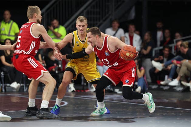 Andreas Obst (FC Bayern Basketball), No. 13 with the ball, with Sam Griesel (Alba Berlin), No. 05, and Niels Giffey (FC Bayern Basketball), No. 05, GER, FC Bayern Basketball vs. Alba Berlin, Basketball, easycredit Basketball Bundesliga, Matchday 23, 2026–2027 Season, September 26, 2026, GER, FC Bayern Basketball vs. Alba Berlin, Basketball, easycredit Basketball Bundesliga, Matchday 23, 2026–2027 season, September 26, 2026, Munich Copyright: xEibner-Pressefoto JennixMaulx EP_JML