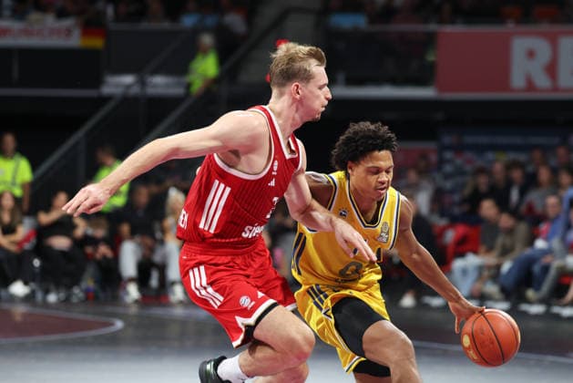 Jack Kayil, Alba Berlin, No. 7, with the ball, alongside Justuz Hollatz, FC Bayern Basketball, No. 21, GER, FC Bayern Basketball vs. Alba Berlin, Basketball, easycredit Basketball Bundesliga, Matchday 23, 2026–2027 Season, September 26, 2026, GER, FC Bayern Basketball vs. Alba Berlin, Basketball, easycredit Basketball Bundesliga, Matchday 23, 2026–2027 season, September 26, 2026, Munich Copyright: xEibner-Pressefoto JennixMaulx EP_JML