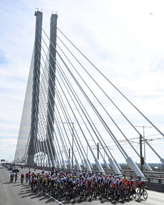 2026 UCI Road World Championships Picture by Zac Williams SWpix.com - 26 09 2026 - Cycling - 2026 UCI Road World Championships - MontrÃ al, Canada - Women Elite Road Race - The peloton passing over the Samuel De Champlain bridge Copyright: x xSWpix.comx(t axPhotographyxHubxLtd)xZacxWilliams SWpix.comx SWP-3521-3970