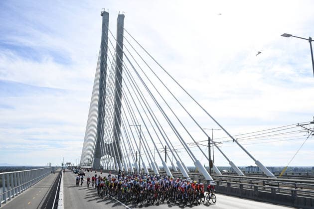 2026 UCI Road World Championships Picture by Zac Williams SWpix.com - 26 09 2026 - Cycling - 2026 UCI Road World Championships - MontrÃ al, Canada - Women Elite Road Race - The peloton passing over the Samuel De Champlain bridge Copyright: x xSWpix.comx(t axPhotographyxHubxLtd)xZacxWilliams SWpix.comx SWP-3521-3971
