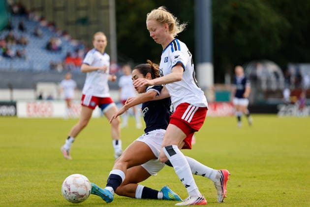 Soccer I Women s I 2026–2027 Season I DFB Cup I SV Meppen vs. Hamburger SV I September 26, 2026 Genesis Castrellon 17, SV Meppen and Jacqueline Dönges, 21, of Hamburger SV in a tackle at the Hänsch Arena in Meppen, Lower Saxony, Germany Copyright: xLobeca CedricxSiefkerx