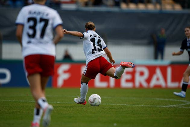 Soccer I Women s I 2026–2027 Season I DFB Cup I SV Meppen vs. Hamburger SV I September 26, 2026 Leila Peneau 15, Hamburger SV takes a shot on goal at Meppen s Hänsch Arena, Lower Saxony, Germany Copyright: xLobeca CedricxSiefkerx
