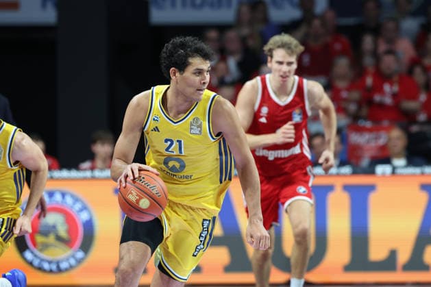 Brandon Angel Alba Berlin, 21, with the ball, GER, FC Bayern Basketball vs. Alba Berlin, Basketball, easycredit Basketball Bundesliga, Matchday 23, 2026–2027 Season, September 26, 2026, GER, FC Bayern Basketball vs. Alba Berlin, Basketball, easycredit Basketball Bundesliga, Matchday 23, 2026–2027 season, September 26, 2026, Munich Copyright: xEibner-Pressefoto JennixMaulx EP_JML
