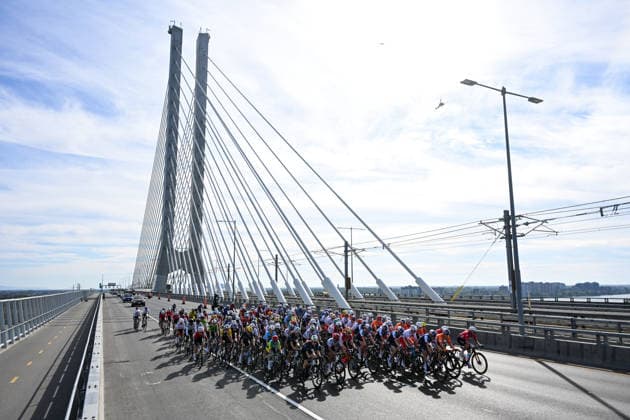 2026 UCI Road World Championships Picture by Zac Williams SWpix.com - 26 09 2026 - Cycling - 2026 UCI Road World Championships - MontrÃ al, Canada - Women Elite Road Race - The peloton passing over the Samuel De Champlain bridge Copyright: x xSWpix.comx(t axPhotographyxHubxLtd)xZacxWilliams SWpix.comx SWP-3521-3972