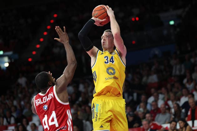 Justin Bean, Alba Berlin, 34, with the ball, with Kamar Baldwin, FC Bayern Basketball, 44, GER, FC Bayern Basketball vs. Alba Berlin, Basketball, easycredit Basketball Bundesliga, Matchday 23, 2026–2027 Season, September 26, 2026, GER, FC Bayern Basketball vs. Alba Berlin, Basketball, easycredit Basketball Bundesliga, Matchday 23, 2026–2027 Season, September 26, 2026, Munich Copyright: xEibner-Pressefoto JennixMaulx EP_JML
