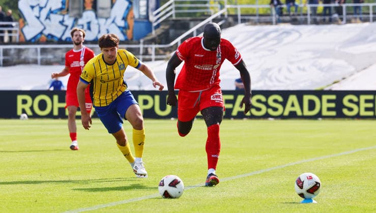 Leipzig, September 26, 2026, Bruno Plache Stadium, Regionalliga NO, Soccer, Matchday 11, 1 FC LOK LEIPZIG vs. FC ROT WEISS ERFURT; Pictured from left: Simon Schierack (6), Lok, and Raphael Assibey Mensah (7), Erfurt, Picture Point