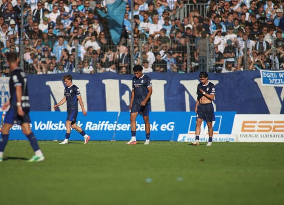 Soccer, Men s, Bavarian Regional League, 2026–2027 Season, SV Wacker Burghausen vs. TSV 1860 Munich, flatbuy Stadium on Liebigstraße; Dejected and disappointed: Julian Bell (TSV 1860 Munich), Arian Ortivero Calderon (TSV 1860 Munich), Tunay Deniz (TSV 1860 Munich)