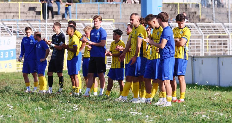 Leipzig, September 26, 2026, Bruno Plache Stadium, Regionalliga NO, Soccer, Matchday 11, 1 FC LOK LEIPZIG vs. FC ROT WEISS ERFURT 3–4 1–0. Pictured: Disappointed Lok players after the loss, Picture Point