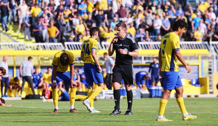 Leipzig, September 26, 2026, Bruno Plache Stadium, Regionalliga NO, Soccer, Matchday 11, 1 FC LOK LEIPZIG vs. FC ROT WEISS ERFURT 3-4-1-0, Disappointed Lok players after the loss, Pictured, from left: Farid Abderrahmane 8, LOK; Alexander Siebeck 14, LOK; referee Sirko Müke; and Eliyas Strasner 3, LOK; Picture Point
