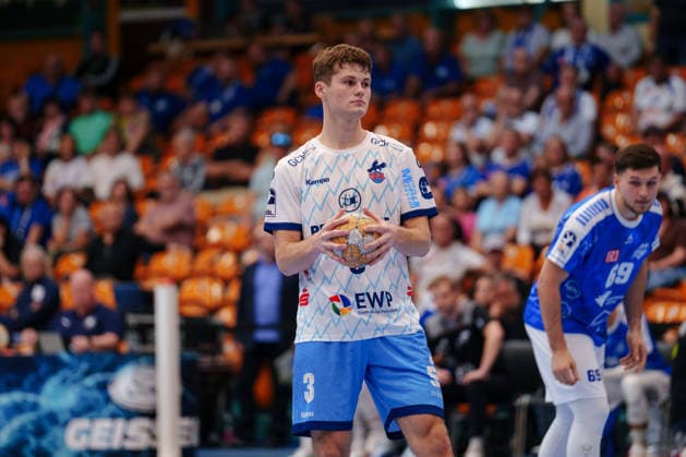 2 Handball Bundesliga, Matchday 5: Dessau Roßlauer HV 06 1 VfL Potsdam; Marvin Siemer 1 VfL Potsdam, 3 during a penalty throw on September 26, 2026, at the Anhalt Arena, Dessau-Roßlau, Saxony-Anhalt, Dessau-Roßlau, Anhalt Arena, Saxony-Anhalt, Germany