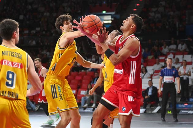 Johannes THIEMANN (FCB), Action, Battle for the ball against Justin BEAN (Alba Berlin) and Nevio BENNEFELD (Alba Berlin), Basketball, BBL, 2026–2027 Season, FC Bayern Munich vs. Alba Berlin on September 26, 2026, BMW Park