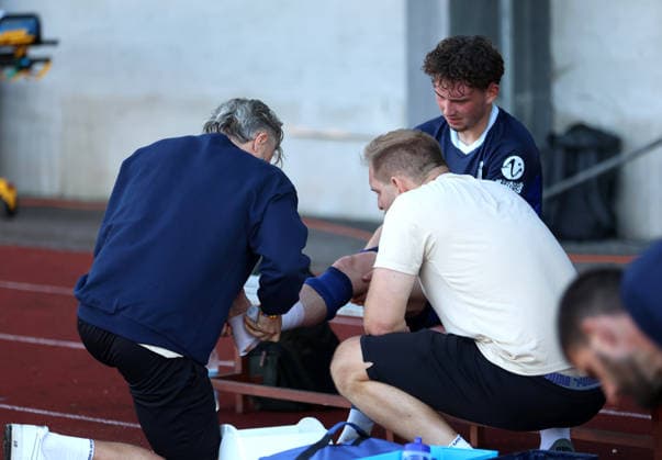 Soccer, Men s, Bavarian Regional League, 2026–2027 Season, SV Wacker Burghausen vs. TSV 1860 Munich, flatbuy Stadium on Liebigstraße. Nick Wurian shakes hands with Lance Fiedler of TSV 1860 Munich after the game.