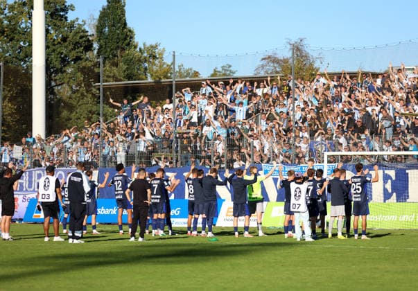 Soccer, Men s, Bavarian Regional League, 2026–2027 Season, SV Wacker Burghausen vs. TSV 1860 Munich, flatbuy Stadium on Liebigstraße; The TSV 1860 Munich team in front of the fan section after the game; Away fans