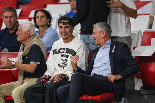 Aleksandar Pavlovic of FC Bayern Munich, 45, with Herbert Hainer, President of FC Bayern Munich; laughing, in a good mood, having fun; GER; FC Bayern Basketball vs. Alba Berlin; basketball; easycredit Basketball Bundesliga; Matchday 23; 2026–2027 season; September 26, 2026, GER, FC Bayern Basketball vs. Alba Berlin, basketball, easycredit Basketball Bundesliga, Matchday 23, 2026–2027 season, September 26, 2026, Munich Copyright: xEibner-Pressefoto JennixMaulx EP_JML