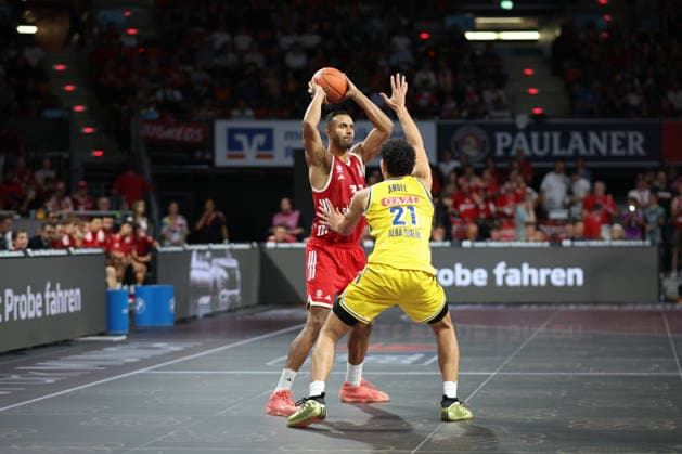 Johannes Thiemann, FC Bayern Basketball, 32, with Brandon Angel, Alba Berlin, 21, GER, FC Bayern Basketball vs. Alba Berlin, Basketball, easycredit Basketball Bundesliga, Matchday 23, 2026–2027 Season, September 26, 2026, GER, FC Bayern Basketball vs. Alba Berlin, Basketball, easycredit Basketball Bundesliga, Matchday 23, 2026–2027 Season, September 26, 2026, Munich Copyright: xEibner-Pressefoto JennixMaulx EP_JML