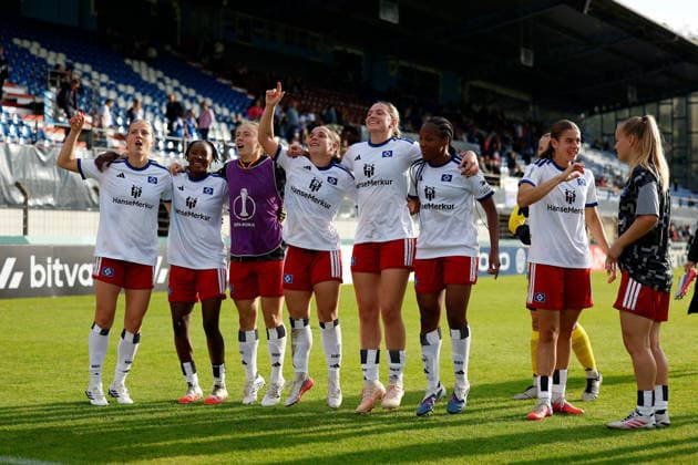 Soccer I Women s I 2026–2027 Season I DFB Cup I SV Meppen vs. Hamburger SV I September 26, 2026 The Hamburger SV team celebrates with fans after their victory in the first round of the DFB Cup and thanks them for their support at Meppen s Hänsch Arena Lower Saxony, Germany Copyright: xLobeca CedricxSiefkerx