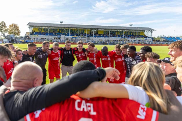 GER, Leipzig, Soccer, Northeast Regional League, Matchday 11, 1 FC Lokomotive Leipzig vs. FC Rot Weiß Erfurt. Pictured (from left): The Erfurt team gathered in a circle after the game on September 26, 2026, Bruno Plache Stadium, Leipzig. DFB REGULATIONS PROHIBIT ANY USE OF PHOTOGRAPHS AS IMAGE SEQUENCES AND OR QUASI-VIDEO, Copyright: HMBxMedia PaulxFritz