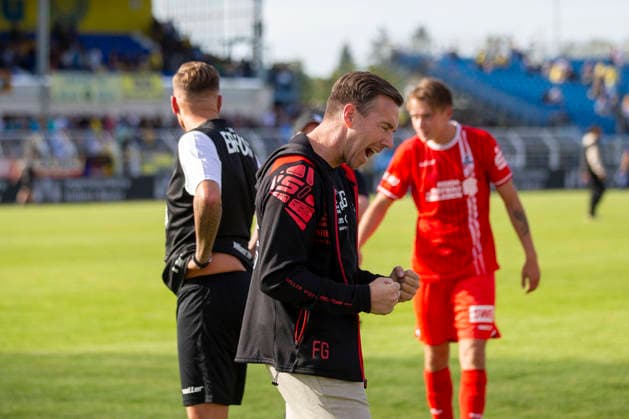 GER, Leipzig, Soccer, Northeast Regional League, Matchday 11, 1 FC Lokomotive Leipzig vs. FC Rot-Weiß Erfurt. Pictured (from left): Fabian Gerber, head coach of FC Rot-Weiß Erfurt, celebrating exuberantly after the final whistle. Emotion, September 26, 2026, Bruno Plache Stadium, Leipzig. DFB regulations prohibit any use of photographs as image sequences and or quasi-video, Copyright: HMBxMedia PaulxFritz
