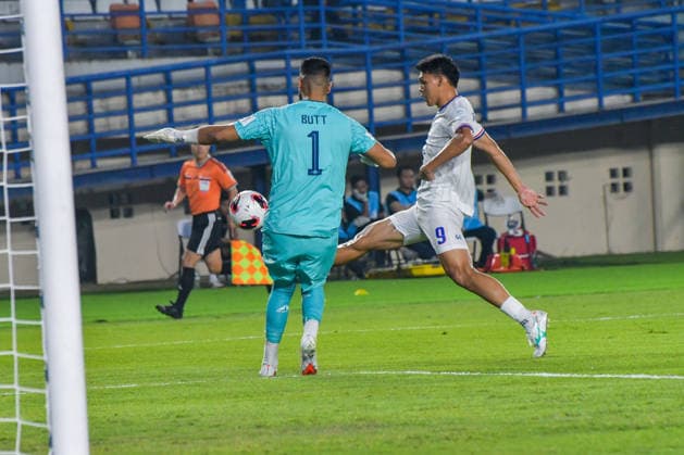 Thailand v Pakistan - FIFA ASEAN CUP 2026 Thai national team, Nationalteam player Chaided Supachai (right) competes for the ball with Pakistani national team goalkeeper Butt Yousuf (left) during the 2026 FIFA ASEAN Cup at Si Jalak Harupat Stadium in Bandung, West Java, Indonesia, on September 26, 2026. The Thai national team defeated the Pakistani national team 4-0. BANDUNG West Java Indonesia  Copyright: xKhairizalxMarisx originalFilename:maris-fifaasea260926_npEk7.jpg