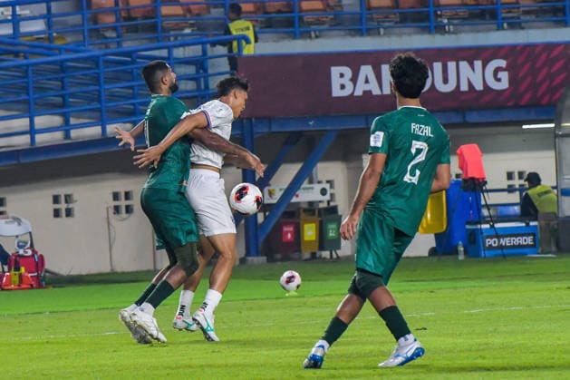 Thailand v Pakistan - FIFA ASEAN CUP 2026 Thai national team, Nationalteam player Chaided Supachai (center) competes for the ball with Pakistani national team player Iqbal Abdullah (left) during the 2026 FIFA ASEAN Cup at Si Jalak Harupat Stadium in Bandung, West Java, Indonesia, on September 26, 2026. The Thai national team defeated the Pakistani national team 4-0. BANDUNG West Java Indonesia  Copyright: xKhairizalxMarisx originalFilename:maris-fifaasea260926_npmjf.jpg