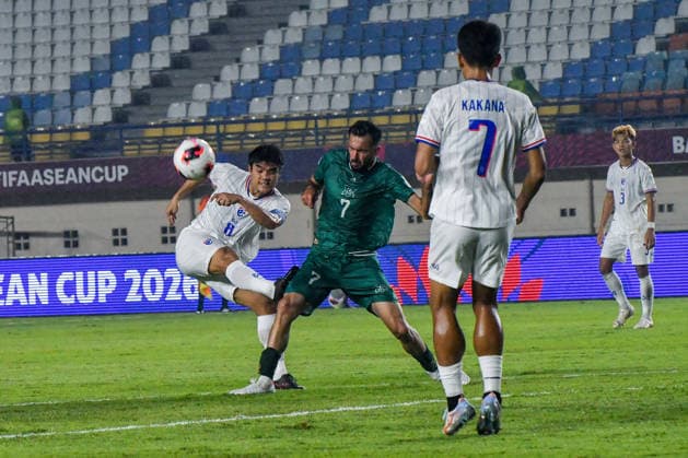 Thailand v Pakistan - FIFA ASEAN CUP 2026 Thai national team, Nationalteam player Chamrasamee Peeradol (left) competes for the ball with Pakistani national team player Khan Kaleemullah (right) during the 2026 FIFA ASEAN Cup at Si Jalak Harupat Stadium in Bandung, West Java, Indonesia, on September 26, 2026. The Thai national team defeated the Pakistani national team 4-0. BANDUNG West Java Indonesia  Copyright: xKhairizalxMarisx originalFilename:maris-fifaasea260926_nprla.jpg