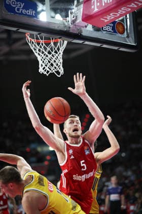 Foul on Niels Giffey, FC Bayern Basketball, 05, GER, FC Bayern Basketball vs. Alba Berlin, Basketball, easycredit Basketball Bundesliga, Matchday 23, 2026–2027 Season, September 26, 2026, GER, FC Bayern Basketball vs. Alba Berlin, Basketball, easycredit Basketball Bundesliga, Matchday 23, 2026–2027 Season, September 26, 2026, Munich Copyright: xEibner-Pressefoto JennixMaulx EP_JML