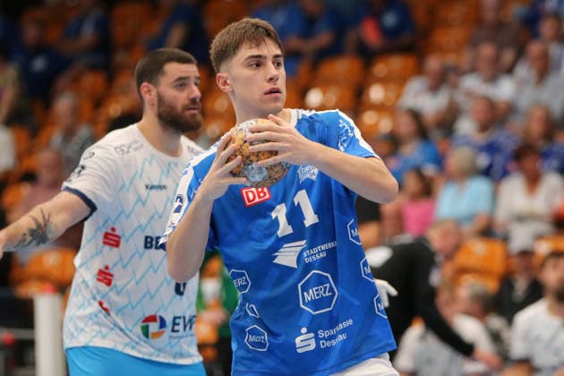September 26, 2026 Men s Handball 2026–2027, 2nd Division, Matchday 5: Dessau Roßlauer HV 06 1 VfL Potsdam, Anhalt Arena, Dessau, Alen Hadzimuhamedovic, Dessau, 11, wearing blue during a penalty throw; Dessau Roßlau, Saxony-Anhalt, Germany