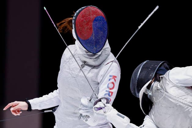 Asian Games Aichi Nagoya 2026 in Nagoya, Japan Team Republic of Korea (L) and Team Japan (R) in action at the 20th Asian Games Aichi Nagoya 2026 women s gold medal fencing match between Republic of Korea VS Japan at the Aichi Sky Expo Hall in Nagoya, Japan, on September 26th, 2026. Nagoya Japan  Copyright: xMatrixxImagesx xSimonxBonnyx