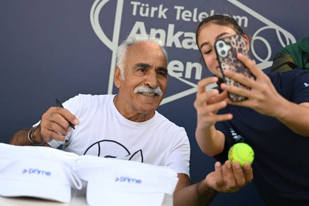 Ankara Open WTA, Tennis Damen 125 Tennis Tournament ANKARA, TURKIYE - SEPTEMBER 26: Former professional tennis player Mansour Bahrami, also known as the King of Trick Shots, poses for photos with fans and signs autographs as he takes part in an exhibition match during the Turk Telekom Ankara Open WTA 125 tennis tournament in Ankara, Turkiye, on September 26, 2026. Harun Ozalp Anadolu Ankara Turkey. Editorial use only. Please get in touch for any other usage.  Copyright: x2026xAnadoluxHarunxOzalpx
