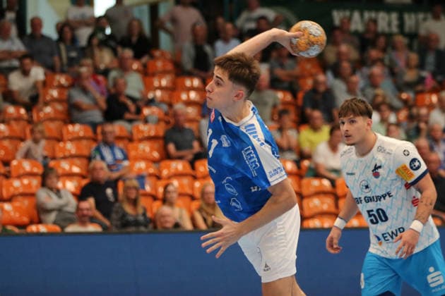 September 26, 2026 Men s Handball 2026–2027, 2nd Division, Matchday 5: Dessau Roßlauer HV 06 1 VfL Potsdam, Anhalt Arena, Dessau, Alen Hadzimuhamedovic, Dessau, 11, wearing blue during a penalty throw; Dessau Roßlau, Saxony-Anhalt, Germany