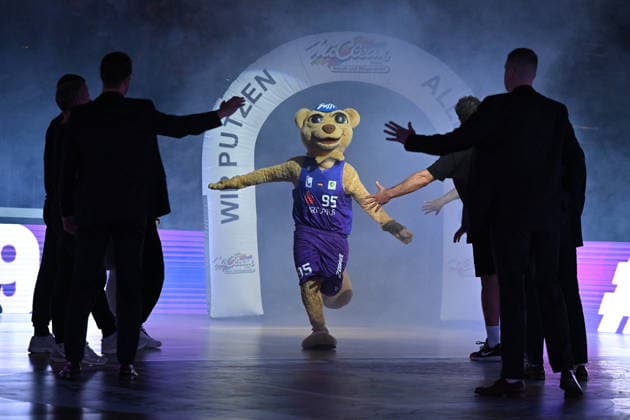 BG Göttingen vs. RheinStars Cologne, September 26, 2026, Göttingen Basketball, Men s 2nd Bundesliga, ProA, BG Göttingen vs. RheinStars Cologne, Sparkassen Arena: The mascot runs through an archway onto the court during the pre-game parade, Göttingen, Lower Saxony, Germany
