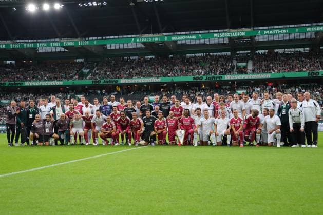 September 26, 2026, Soccer, FBL Men, Friendly Match, 100 Years of Weserstadion, Werder Legends 2026 Showdown, Werder Legends vs. Real Madrid Leyendas Feature, Highlights, Group Photo of Werder Legends and Real Madrid Leyendas, Photo by nordphoto GmbH, Tauchnitz, Bremen, Weserstadion, Bremen, Germany Copyright: xnordphotoxGmbHx xTauchnitzx