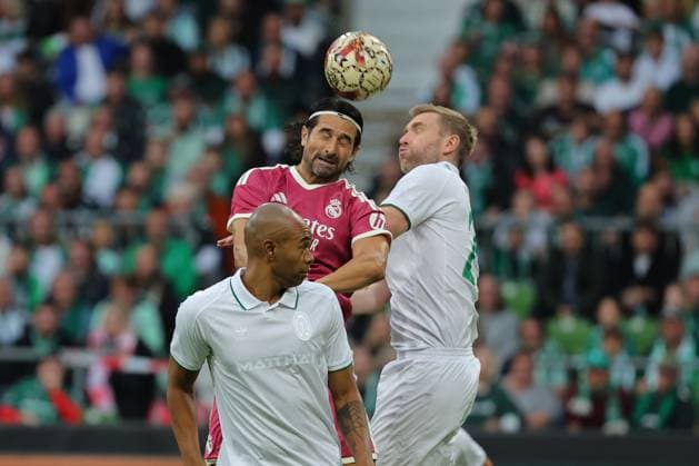 September 26, 2026, Soccer, FBL Men, Friendly Match, 100 Years of the Weserstadion, Werder Legends vs. Real Madrid Legends 2026, Werder Legends vs. Real Madrid Leyendas: Heading duel between Rubén de la Red Gutiérrez (Real Madrid Leyendas) and Per Mertesacker (Werder Legends), with Naldo (Werder Legends) in the foreground. Photo: nordphoto GmbH, Tauchnitz, Bremen, Weserstadion, Bremen, Germany Copyright: xnordphotoxGmbHx xTauchnitzx