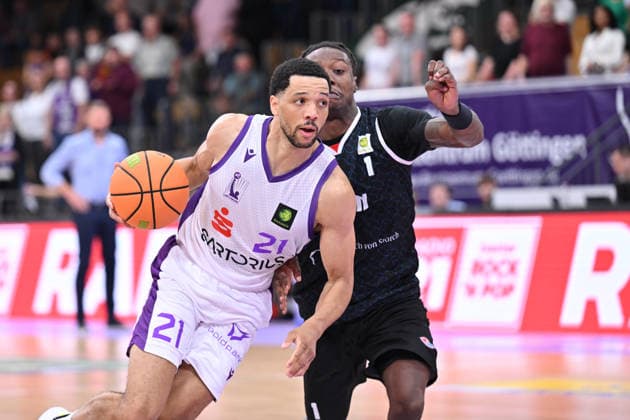 BG Göttingen vs. RheinStars Cologne, September 26, 2026, Göttingen Basketball, Men s 2nd Bundesliga, ProA, BG Göttingen vs. RheinStars Cologne, Sparkassen Arena: Zach Jackson (left), BG Göttingen dribbles while being pressured by Antonio Deshon Williams (right), RheinStars Cologne, Göttingen, Lower Saxony, Germany