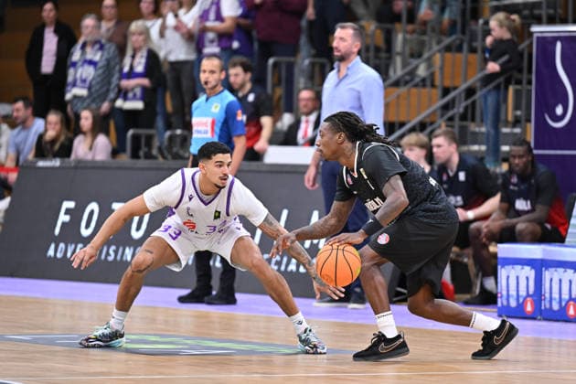BG Göttingen vs. RheinStars Cologne, September 26, 2026, Göttingen Basketball, Men s 2nd Bundesliga, ProA, BG Göttingen vs. RheinStars Cologne, Sparkassen Arena, Antonio Deshon Williams (R), RheinStars Cologne dribbling against Tai Bibbs (L), BG Göttingen, Göttingen, Lower Saxony, Germany