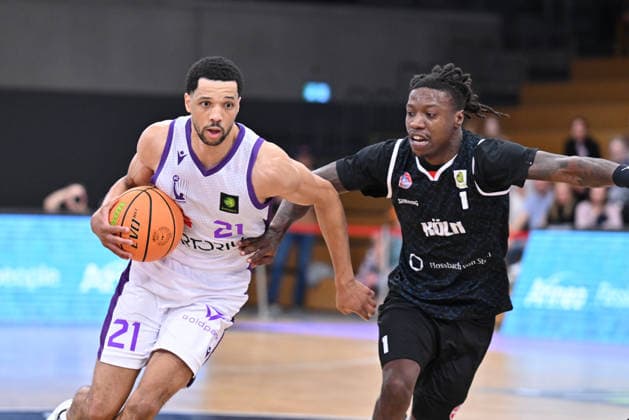 BG Göttingen vs. RheinStars Cologne, September 26, 2026, Göttingen Basketball, Men s 2nd Bundesliga, ProA, BG Göttingen vs. RheinStars Cologne, Sparkassen Arena: Zach Jackson (left), BG Göttingen dribbles under pressure from Antonio Deshon Williams (right), RheinStars Cologne, Göttingen, Lower Saxony, Germany