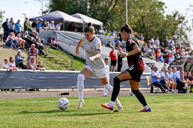 September 25, 2026, Soccer, 1st Round of the 2026–2027 DFB Women s Cup, SG 99 Andernach vs. SC Freiburg, Carolin Schraa of SG 99 Andernach passes the ball on the wing past Selina Vobian (No. 10) of SC Freiburg