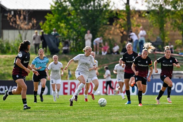 September 25, 2026, Soccer, 1st Round, 2026–2027 DFB Women’s Cup, SG 99 Andernach vs. SC Freiburg Isabel Pfeiffer 21 SG 99 Andernach runs with the ball through the middle of Freiburg’s defense; defenders, including Lisa Karl wearing the captain’s armband, sprint after her