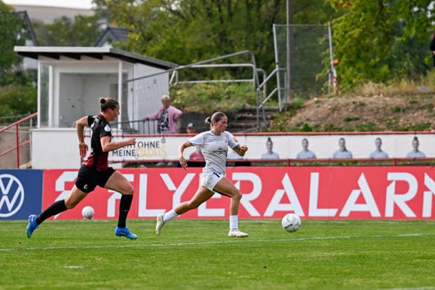 September 25, 2026, Soccer, 1st Round of the 2026–2027 DFB Women s Cup, SG 99 Andernach vs. SC Freiburg, Mia Trombin 14. SG 99 Andernach runs with the ball down the wing toward the penalty area.