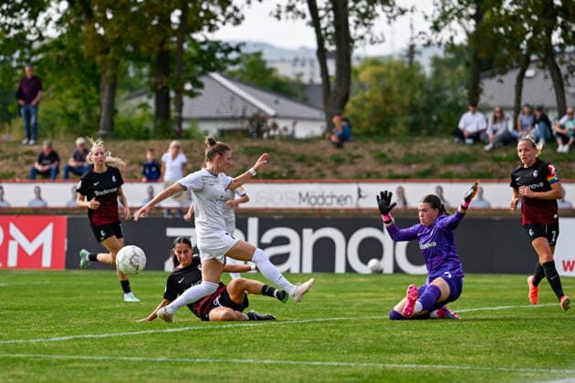 September 25, 2026, Soccer, 1st Round of the 2026–2027 DFB Women’s Cup, SG 99 Andernach vs. SC Freiburg: Ilayda Acikgöz is on the ground; SC Freiburg gets a last-second touch on the ball with striker Carolin Schraa. 7 SG 99 Andernach was already set to take a shot; goalkeeper Lorena Barth also expected a shot on goal.