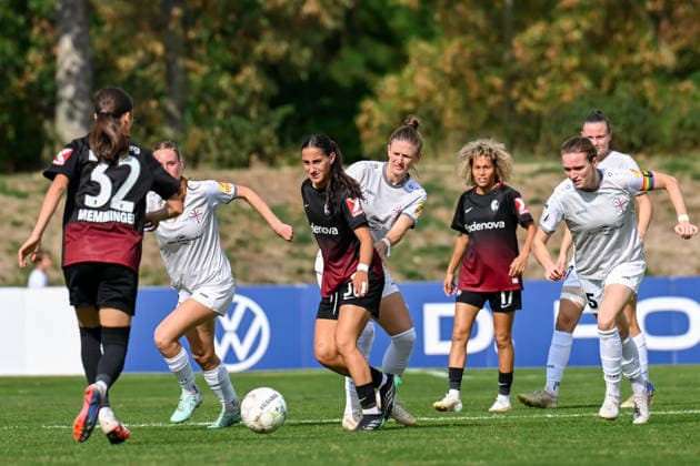 September 25, 2026, Soccer, 1st Round of the 2026–2027 DFB Women s Cup, SG 99 Andernach vs. SC Freiburg: Ilayda Acikgöz (30) of SC Freiburg passes the ball to Emma Memminger (32). Carolin Schraa of SC Freiburg is behind Acikgöz and Vanessa Zilligen on the far right; both players from SG 99 Andernach are still trying to intervene.