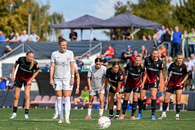 September 25, 2026, Soccer, 1st Round of the 2026–2027 DFB Women’s Cup, SG 99 Andernach vs. SC Freiburg, Carolin Schraa 7. SG 99 Andernach takes the penalty kick. Meanwhile, the Freiburg players watch closely from the sideline.