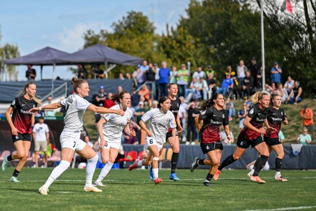 September 25, 2026, Soccer, 1st Round of the 2026–2027 DFB Women s Cup, SG 99 Andernach, SC Freiburg—Carolin Schraa (7), Vanessa Zilligen (15), Narjiss Ahamad (6), all from SG 99 Andernach, as well as Ilayda Acikgöz, Lisa Karl, and Alena Bienz, all from SC Freiburg—are all watching the penalty kick unfold.