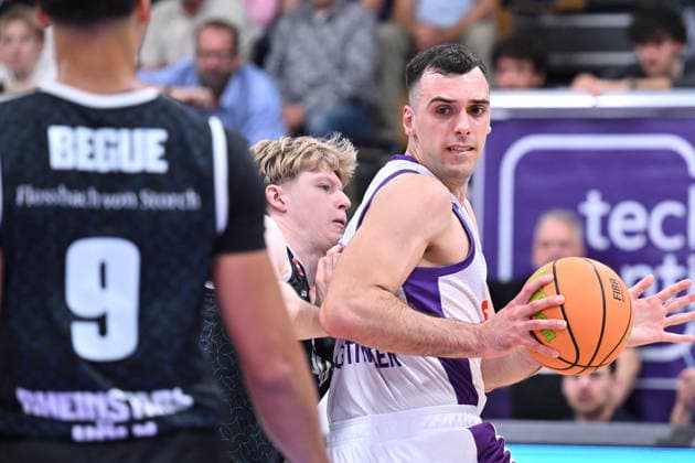 BG Göttingen vs. RheinStars Cologne, September 26, 2026, Göttingen Basketball, Men s 2nd Bundesliga, ProA, BG Göttingen vs. RheinStars Cologne, Sparkassen Arena, Omar Pajic, BG Göttingen dribbles, Göttingen, Lower Saxony, Germany